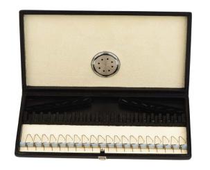 Caja de cuero para 20 cañas de oboe con higrómetro y mecanismo de muelles - negro 