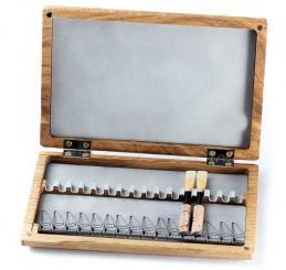 Wooden case with springs for 16 oboe reeds 