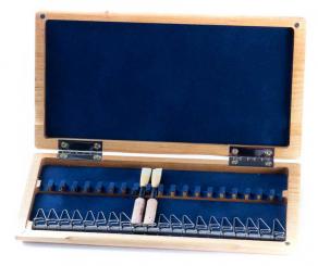Wooden case with springs for 20 Oboe reeds 