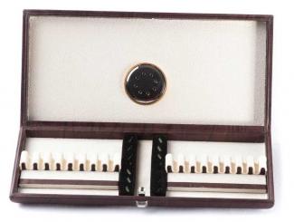 Caja de cuero para 16 cañas de oboe con higrómetro 