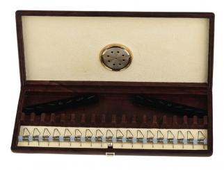 Caja de cuero para 18 cañas de corno inglés con higrómetro y mecanismo de muelles  